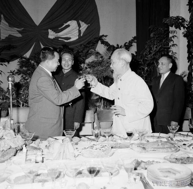 Chủ tịch Hồ Chí Minh và Thủ tướng Chính phủ liên hiệp dân tộc Vương quốc Lào Souvanna Phouma nâng cốc chúc mừng tình đoàn kết hữu nghị giữa hai nước (3/4/1964). (Ảnh: TTXVN)