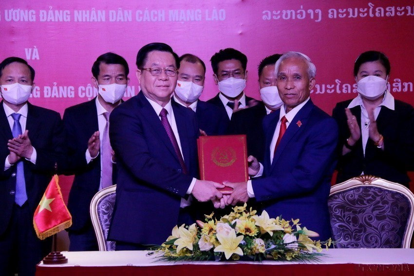 Bí thư Trung ương Đảng, Trưởng ban Tuyên giáo Trung ương Nguyễn Trọng Nghĩa và Bí thư Trung ương Đảng, Trưởng Ban Tuyên huấn Trung ương Đảng NDCM Lào Khamphan Pheuyavong ký kết Thỏa thuận hợp tác giữa hai nước trong lĩnh vực Tuyên giáo (Vientiane, 25/4/2022). (Ảnh: Phạm Kiên/TTXVN)