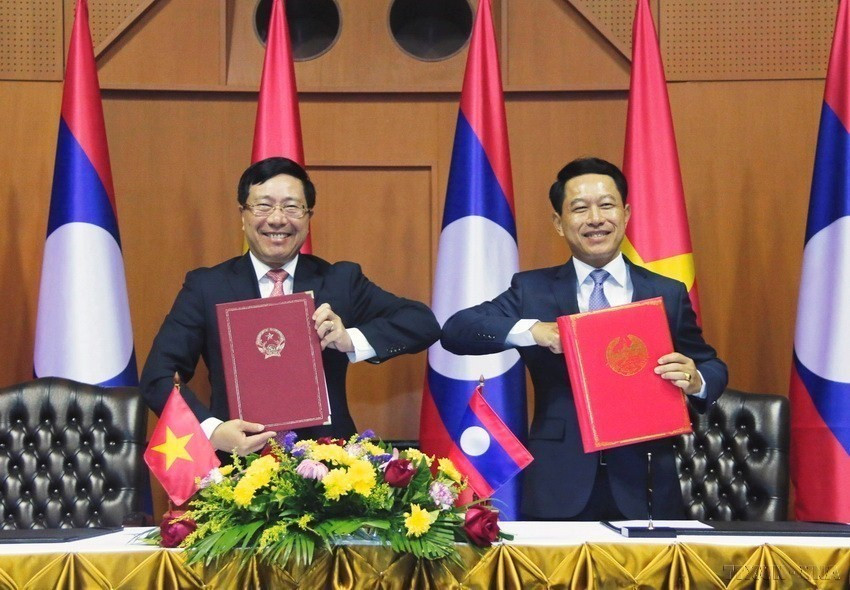 Phó Thủ tướng, Bộ trưởng Ngoại giao Phạm Bình Minh và Bộ trưởng Ngoại giao Lào Saleumsay Kommasith trao Thỏa thuận hợp tác giữa Bộ Ngoại giao hai nước giai đoạn 2021-2025 (Vientiane, 29/11/2020). (Ảnh: Phạm Kiên/TTXVN)