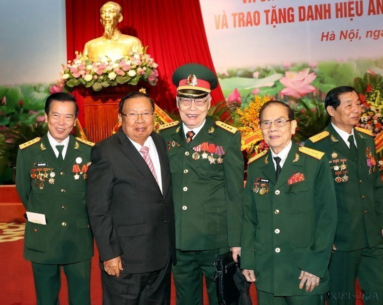 Tổng Bí thư, Chủ tịch nước Lào Bounnhang Vorachith cùng các cựu chiến binh Quân tình nguyện và Chuyên gia Việt Nam tại Lào (Hà Nội, 29/10/2019). (Ảnh: Trọng Đức/TTXVN)