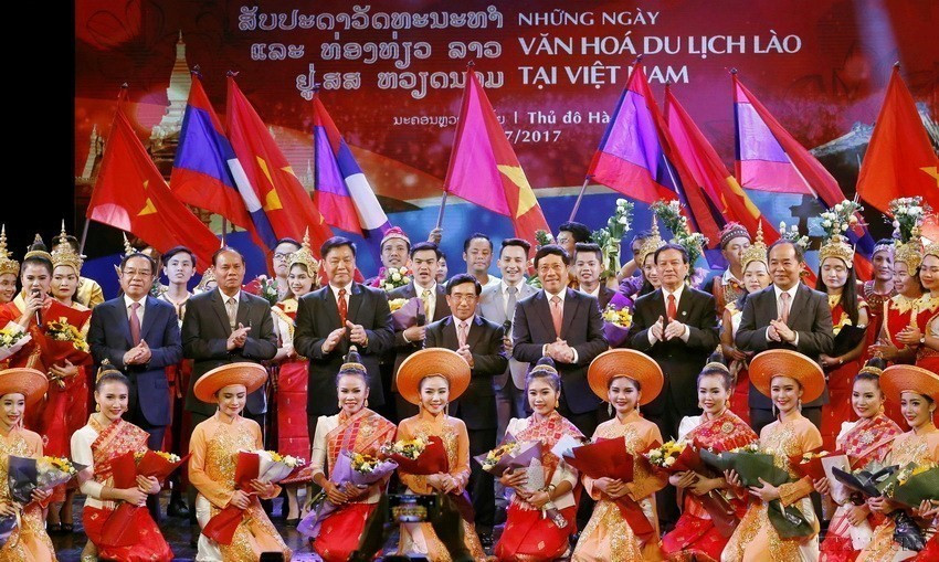 Ủy viên Bộ Chính trị, Phó Thủ tướng, Bộ trưởng Ngoại giao Phạm Bình Minh và Ủy viên Bộ Chính trị, Thường trực Ban Bí thư, Phó Chủ tịch nước Phankham Viphavanh dự Lễ khai mạc “Những ngày Văn hóa, Du lịch Lào tại Việt Nam” (Hà Nội, 17/7/2017). (Ảnh: Văn Điệp/TTXVN)