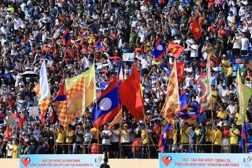 Đông đảo cổ động viên Việt Nam đến sân vận động Thiên Trường (Nam Định) để cổ vũ cho đội tuyển bóng đá U23 Lào thi đấu tại SEA Games 31 (5/2022). (Ảnh: Tuấn Anh/TTXVN)