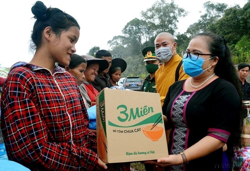 UBND huyện A Lưới (Thừa Thiên-Huế) tặng quà cho nhân dân bản Kotay, huyện Sa Mouay, tỉnh Salavan (3/10/2020). (Ảnh: TTXVN phát)