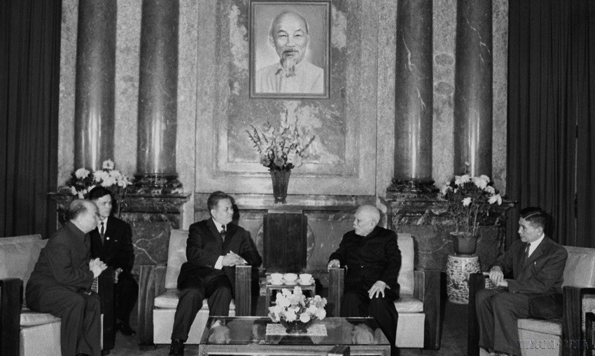 Chủ tịch nước Tôn Đức Thắng tiếp Đoàn đại biểu Đảng, Chính phủ Lào do Tổng Bí thư Đảng NDCM Lào, Thủ tướng Chính phủ Kaysone Phomvihane dẫn đầu, sang thăm hữu nghị Việt Nam, sáng 10/2/1976. (Ảnh: TTXVN)