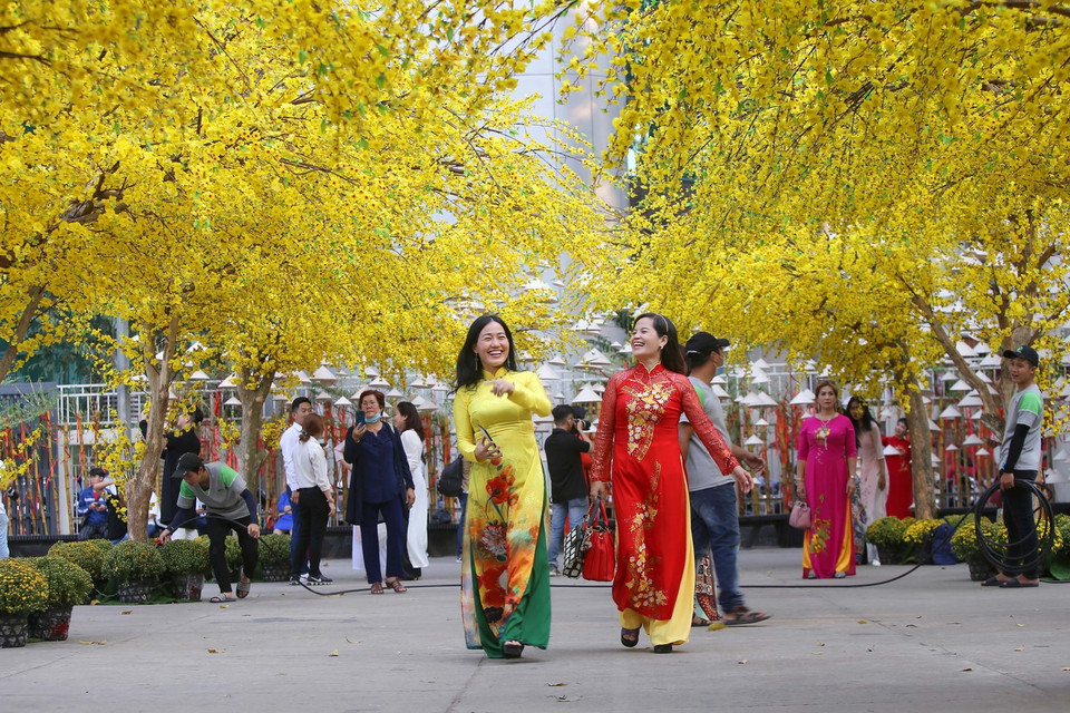 Đông đảo người dân thành phố tham quan chụp ảnh lưu niệm tại Lễ hội Tết Việt Tân Sửu 2021. (Ảnh: Thanh Vũ/TTXVN)