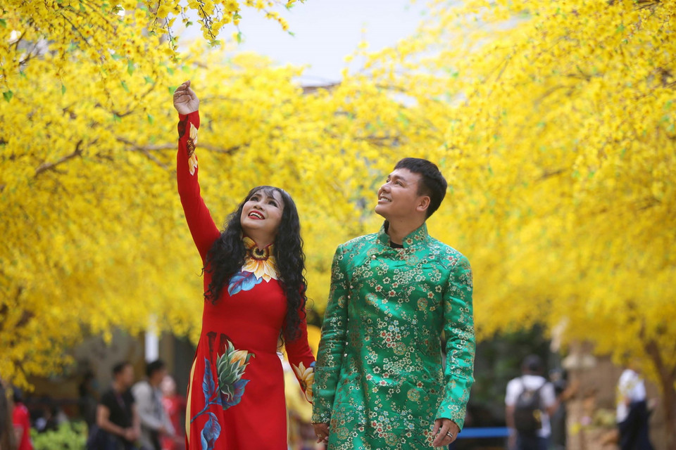 Giới văn nghệ sỹ thành phố tham quan thưởng ngoạn tại Lễ hội Tết Việt Tân Sửu 2021. (Ảnh: Thanh Vũ/TTXVN)