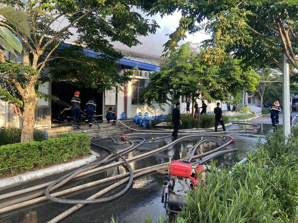 Đến 10 giờ ngày 13/6, vụ cháy đã được khống chế. Lực lượng cứu hộ đang triển khai công tác làm nguội, tiến hành kiểm tra thống kế thiệt hại và nguyên nhân vụ cháy. (Ảnh: Mai Trang/TTXVN)