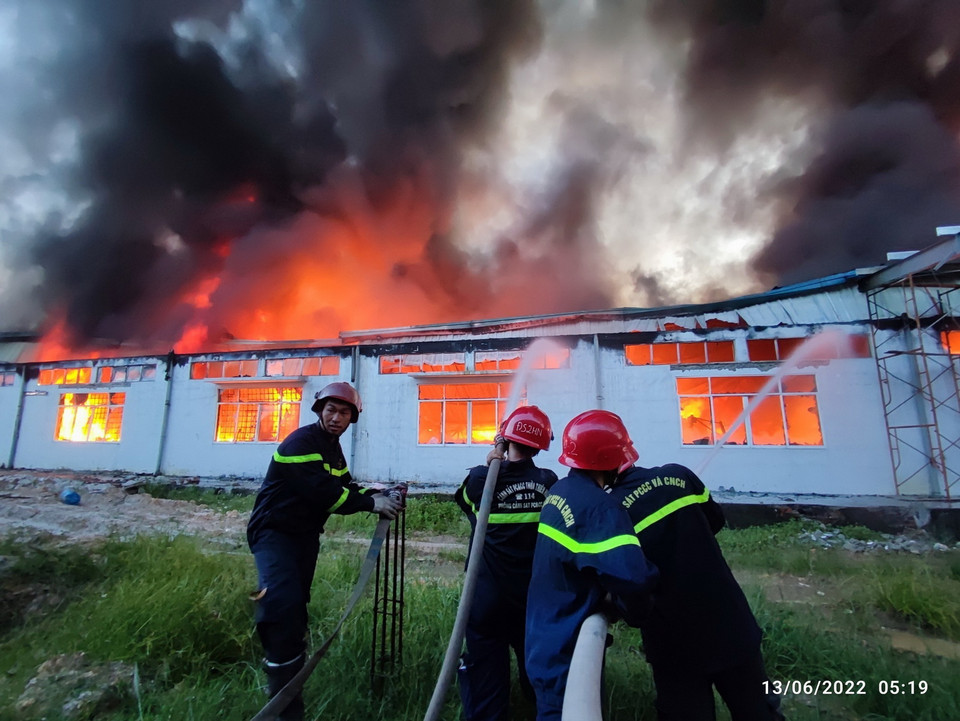 Sáng 13/6, một vụ cháy lớn xảy ra tại Công ty Dệt may Scavi Huế thuộc khu công nghiệp Phong Điền, tỉnh Thừa Thiên-Huế. (Ảnh: TTXVN phát)