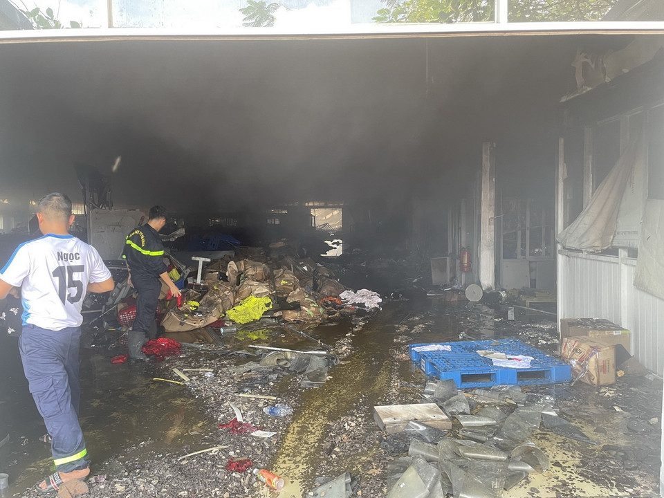  Vụ cháy đã thiêu rụi nhiều nguyên vật liệu may mặc tại Công ty Scavi Huế. (Ảnh: Mai Trang/TTXVN)