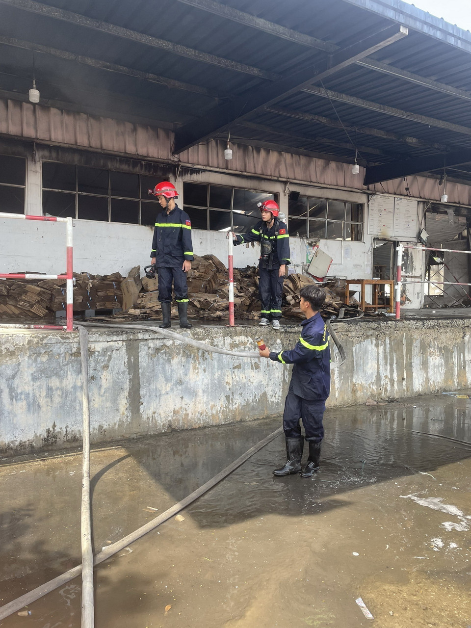  Lực lượng cứu hộ triển khai làm nguội, tiến hành kiểm tra thống kế thiệt hại và nguyên nhân vụ cháy. (Ảnh: Mai Trang/TTXVN)