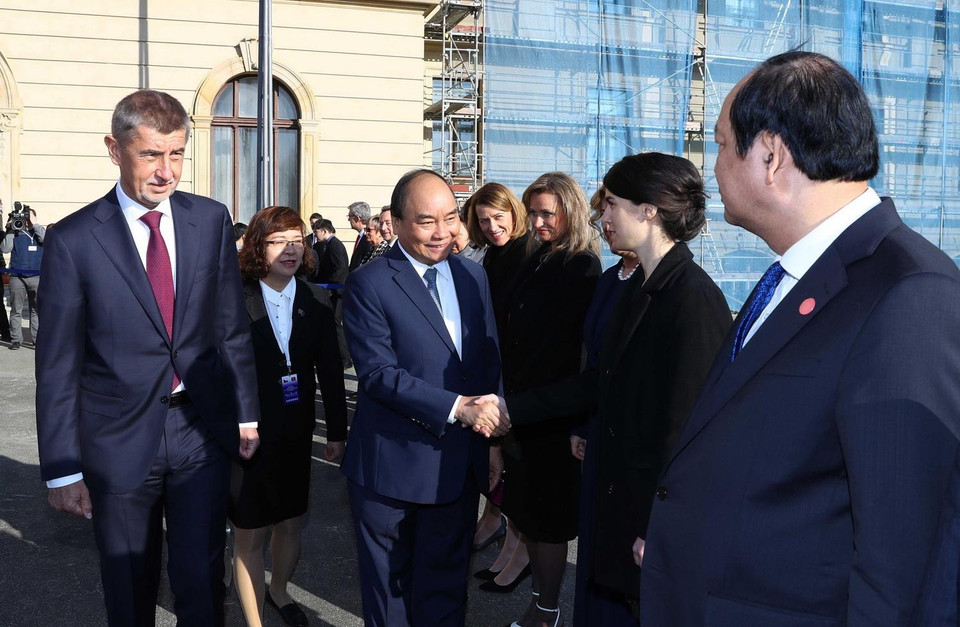 Thủ tướng Nguyễn Xuân Phúc và Thủ tướng Cộng hòa Séc Andrej Babis giới thiệu các thành viên đoàn đại biểu hai nước. (Ảnh: Thống Nhất/TTXVN)