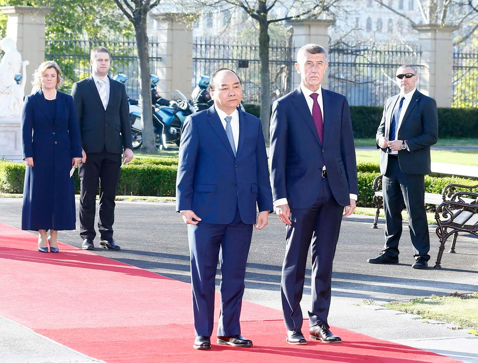 Thủ tướng Cộng hòa Séc Andrej Babis và Thủ tướng Nguyễn Xuân Phúc tại lễ đón. (Ảnh: Thống Nhất/TTXVN)