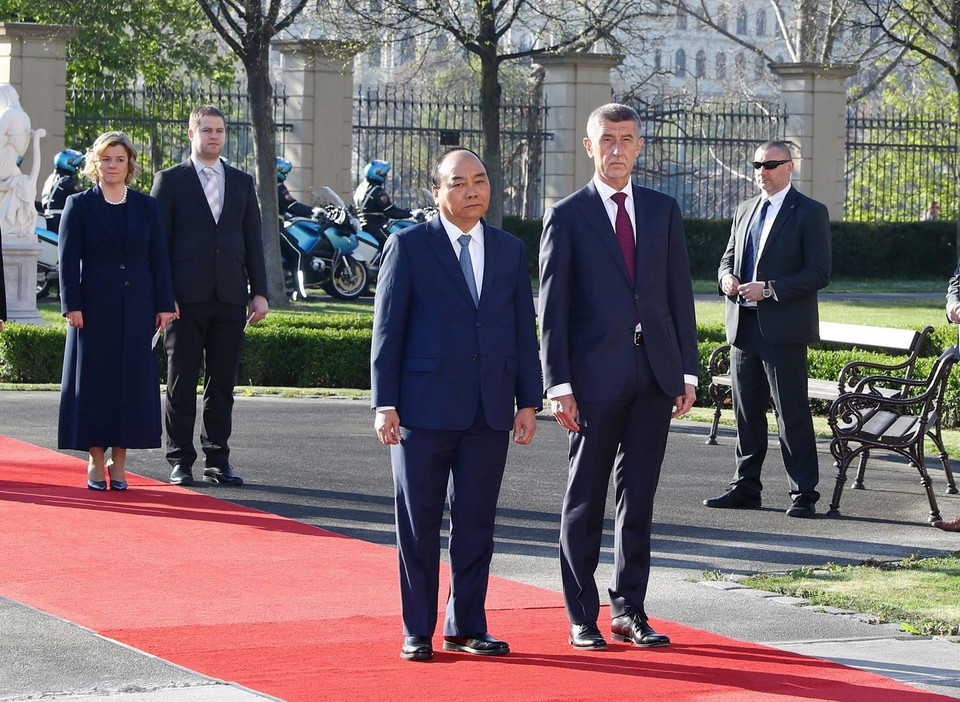 Thủ tướng Cộng hòa Séc Andrej Babis và Thủ tướng Nguyễn Xuân Phúc tại lễ đón. (Ảnh: Thống Nhất/TTXVN)
