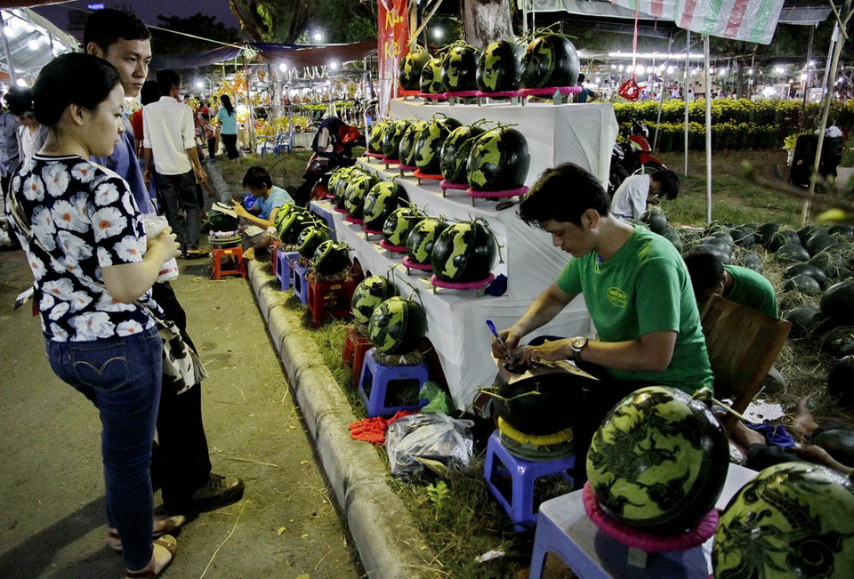 Gian hàng bán trái cây tại Hội hoa Xuân.
