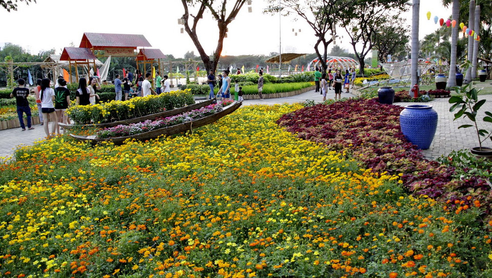 Hội chợ mang đến cho khách tham quan một không gian văn hóa làng quê ở cả ba miền của đất nước với chủ đề “Về làng,” khắc họa khung cảnh “Mùa Xuân - Mùa đoàn viên.”