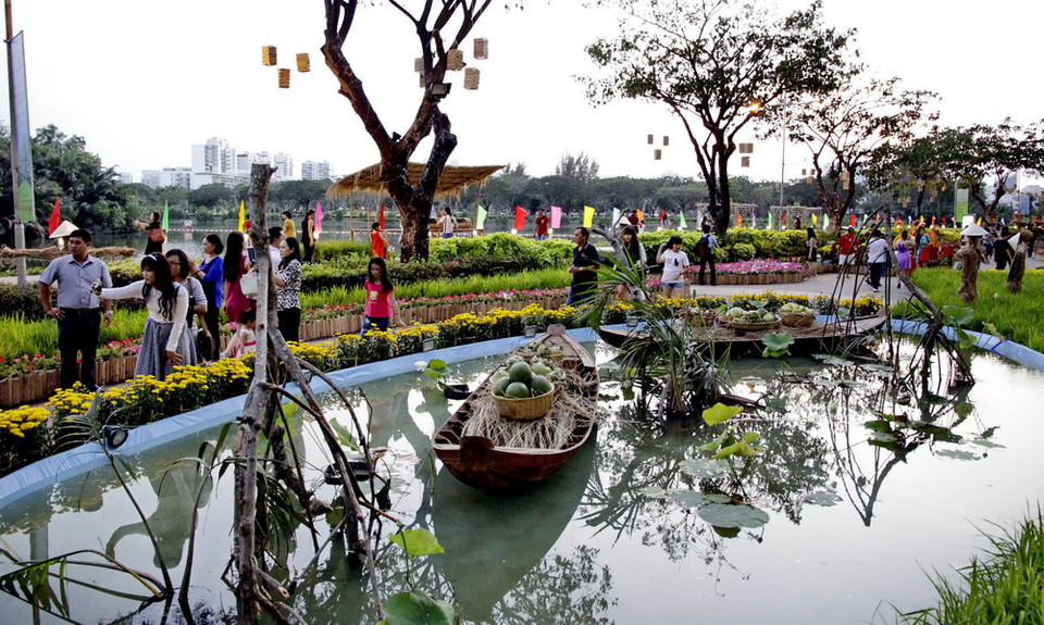 Hội chợ hoa Xuân Phú Mỹ Hưng Tết Bính Thân 2016 diễn ra từ ngày 1-7/2 (nhằm 23-29 Tết), tại khu vực The Crescent, Khu đô thị Phú Mỹ Hưng, quận 7, Thành phố Hồ Chí Minh.