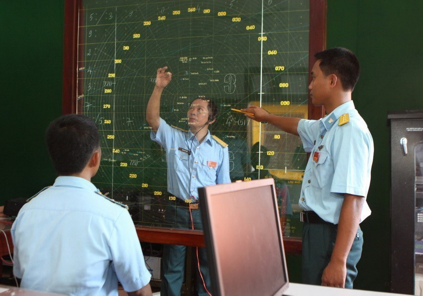 Cán bộ, chiến sỹ Trung đoàn radar 292 (Sư đoàn 377, Quân chủng Phòng không-không quân) chú trọng huấn luyện, chủ động sẵn sàng chiến đấu, làm chủ trang thiết bị, nâng cao tinh thần cảnh giác bảo đảm không để bị động, bất ngờ trong mọi tình huống trên không. (Ảnh: Dương Giang/TTXVN)
