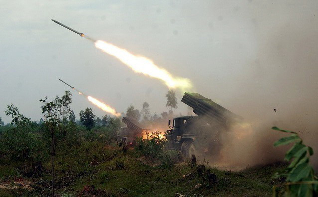 Diễn tập bắn đạn thật tại Lữ đoàn pháo binh 434. (Ảnh: Trọng Đức/TTXVN)