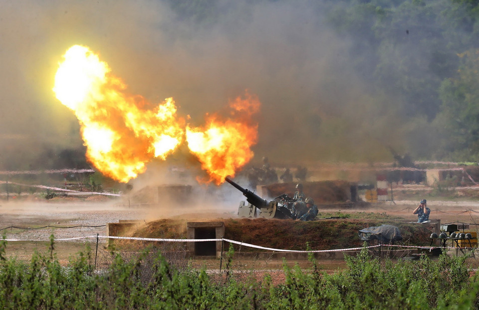 Trận địa pháo 57 đồng loạt nhả đạn tiêu diệt mục tiêu trên không trong diễn tập, bắn đạn thật do Quân chủng Phòng không-Không quân tổ chức. (Ảnh: Trọng Đức/TTXVN)