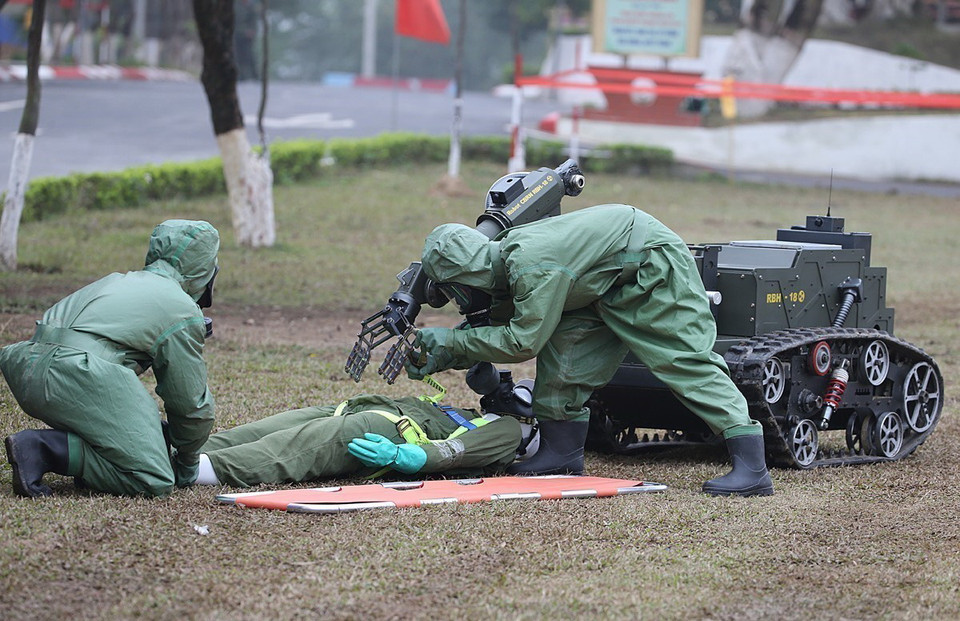 Diễn tập thực binh ứng phó sự cố phóng xạ xuyên biên giới của Binh chủng Hóa học (Ảnh: Dương Giang/TTXVN)