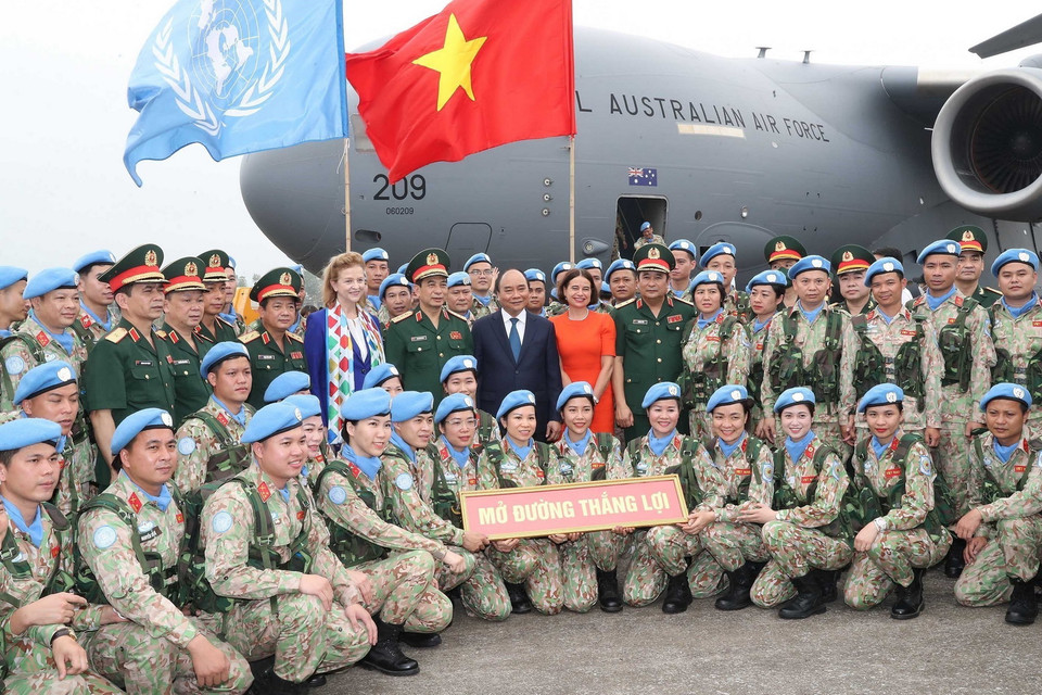 Chủ tịch nước Nguyễn Xuân Phúc và Bộ trưởng Quốc phòng Phan Văn Giang cùng các sỹ quan Đội Công binh số 1 và Bệnh viện dã chiến cấp 2 số 4 trước giờ lên đường thực hiện nhiệm vụ gìn giữ hòa bình Liên hợp quốc tại Abyei và Nam Sudan. (Ảnh: Trọng Đức/TTXVN)