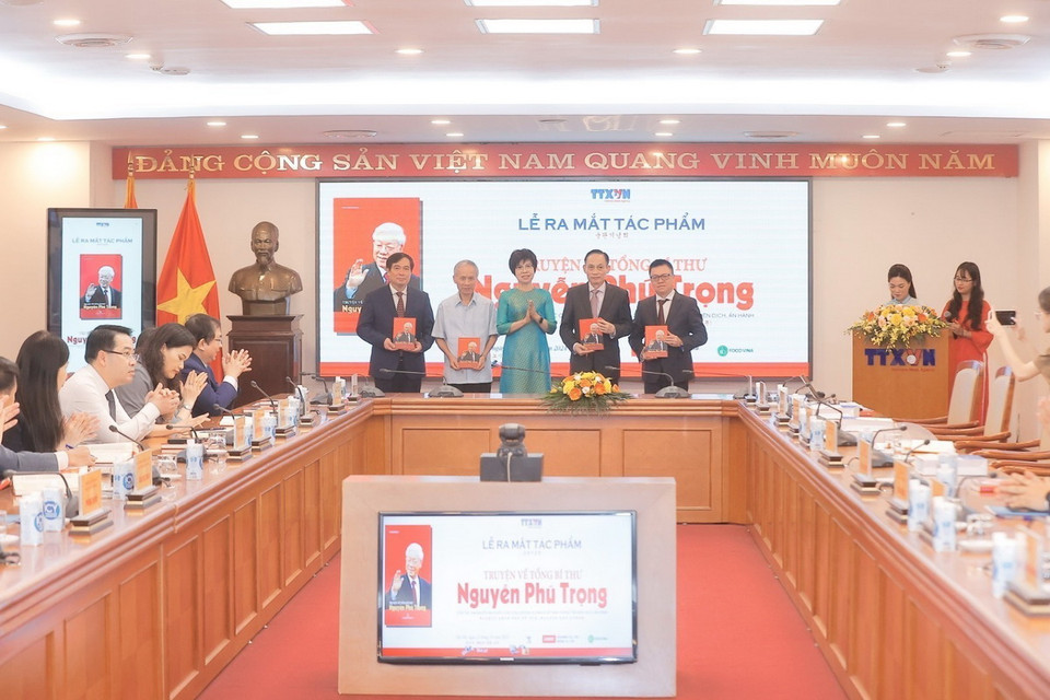 Tổng giám đốc TTXVN Vũ Việt Trang tặng sách các đại biểu. (Ảnh: Minh Quyết/TTXVN)