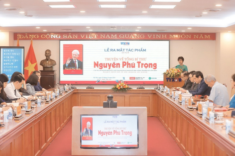 Quang cảnh Lễ ra mắt tác phẩm. (Ảnh: Minh Quyết/TTXVN)