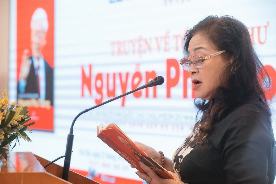 Nghệ sỹ Nhân dân Hà Vy đọc trích đoạn tác phẩm tại lễ ra mắt. (Ảnh: Minh Quyết/TTXVN)