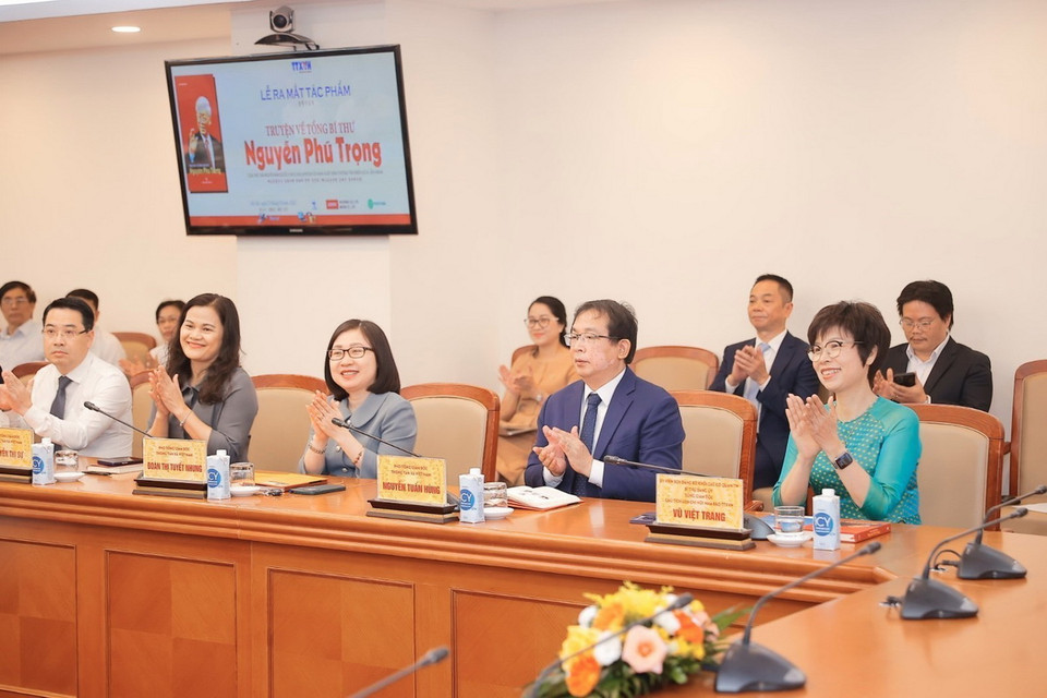 Tổng giám đốc Vũ Việt Trang cùng các đồng chí Ban lãnh đạo TTXVN tham dự Lễ ra mắt tác phẩm Truyện về Tổng BÍ thư Nguyễn Phú Trọng. (Ảnh: Minh Quyết/TTXVN)