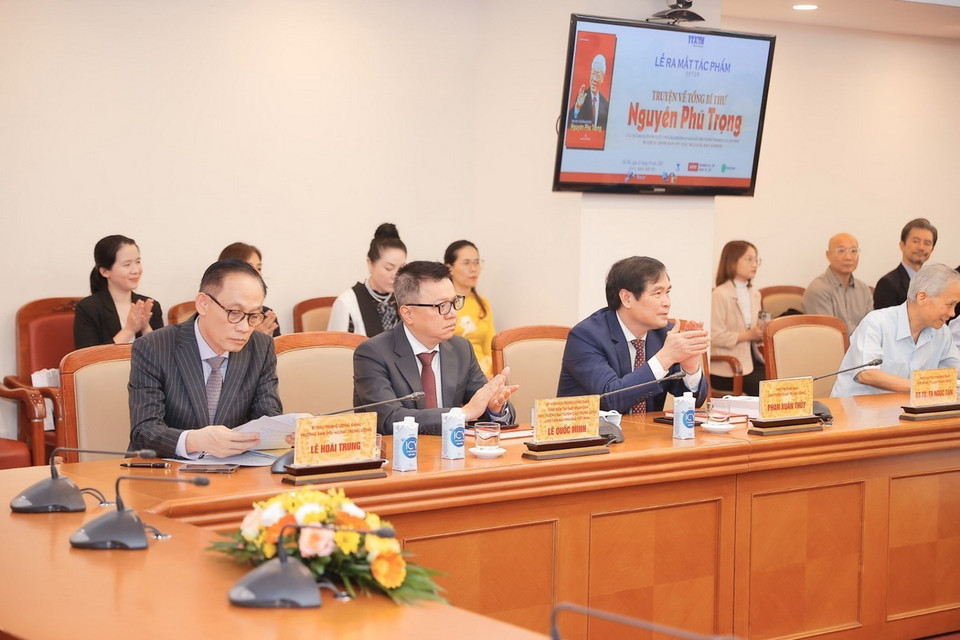 Đại biểu tham dự Lễ ra mắt tác phẩm Truyện về Tổng BÍ thư Nguyễn Phú Trọng. (Ảnh: Minh Quyết/TTXVN)