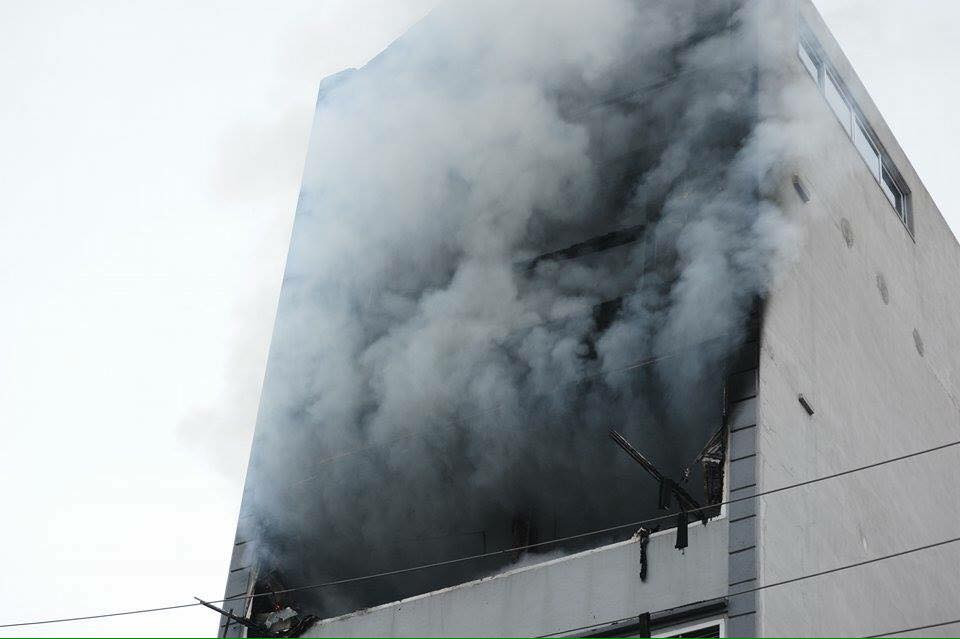  Đám cháy xuất phát từ tầng 5, nguyên nhân ban đầu được xác định có thể là do nổ điện. (Ảnh: Minh Sơn/Vietnam+)