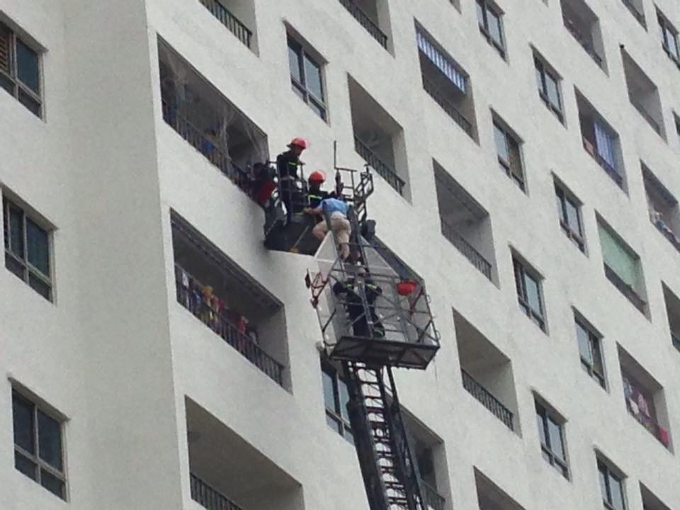 Xe thang của cảnh sát phòng cháy chữa cháy giải cứu người bị mắc kẹt trong tòa nhà HH4. (Ảnh: Sơn Bách/Vietnam+)