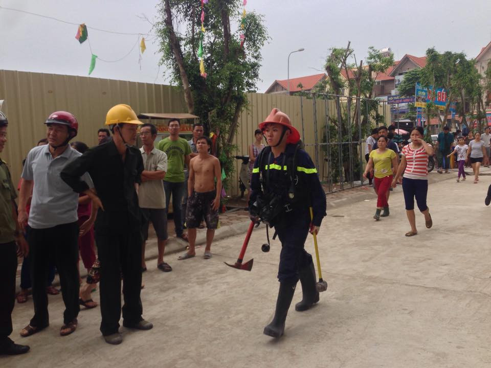 Cảnh sát chữa cháy phải sử dụng búa, rìu để phá cửa một số căn phòng, giải cứu các nạn nhân bị mắc kẹt. (Ảnh: PV/Vietnam+)