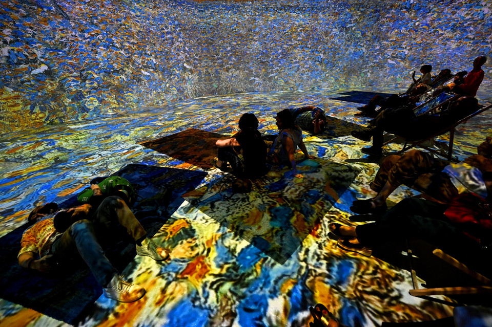 Người xem trải nghiệm tác phẩm của họa sỹ Vincent van Gogh bằng công nghệ thực tế ảo tại Milan, Italy ngày 8/6. (Ảnh: AFP/TTXVN)