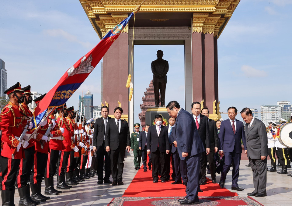 Thủ tướng Phạm Minh Chính tại Tượng đài cố Quốc vương Norodom Sihanouk. (Ảnh: Dương Giang/TTXVN)