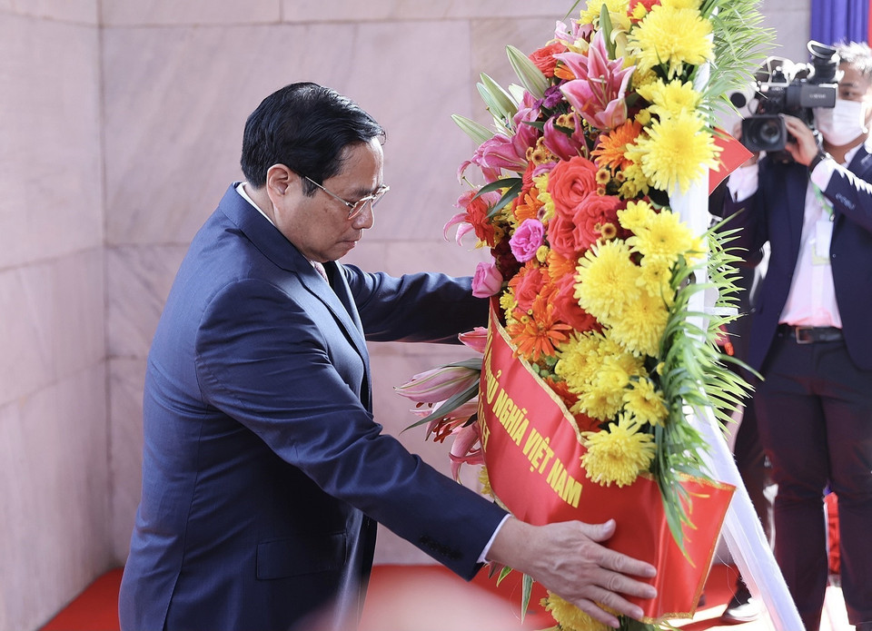 Thủ tướng Phạm Minh Chính đặt vòng hoa tại Đài Độc lập. (Ảnh: Dương Giang/TTXVN)