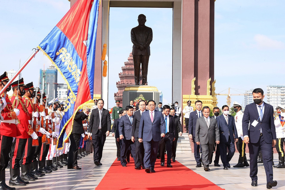 Thủ tướng Phạm Minh Chính và Đoàn đại biểu cấp cao Chính phủ Việt Nam đến đặt vòng hoa tại Tượng đài cố Quốc vương Norodom Sihanouk. (Ảnh: Dương Giang/TTXVN)