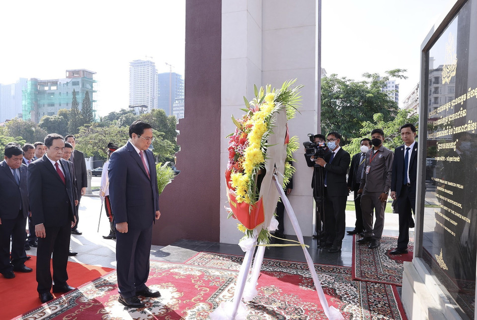 Thủ tướng Phạm Minh Chính tưởng niệm tại Đài Độc lập. (Ảnh: Dương Giang/TTXVN)