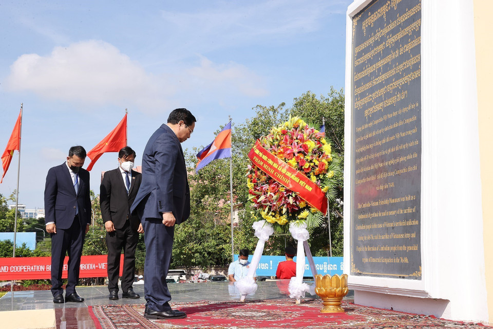 Thủ tướng Phạm Minh Chính đặt vòng hoa tại Tượng đài cố Quốc vương Norodom Sihanouk. (Ảnh: Dương Giang/TTXVN)