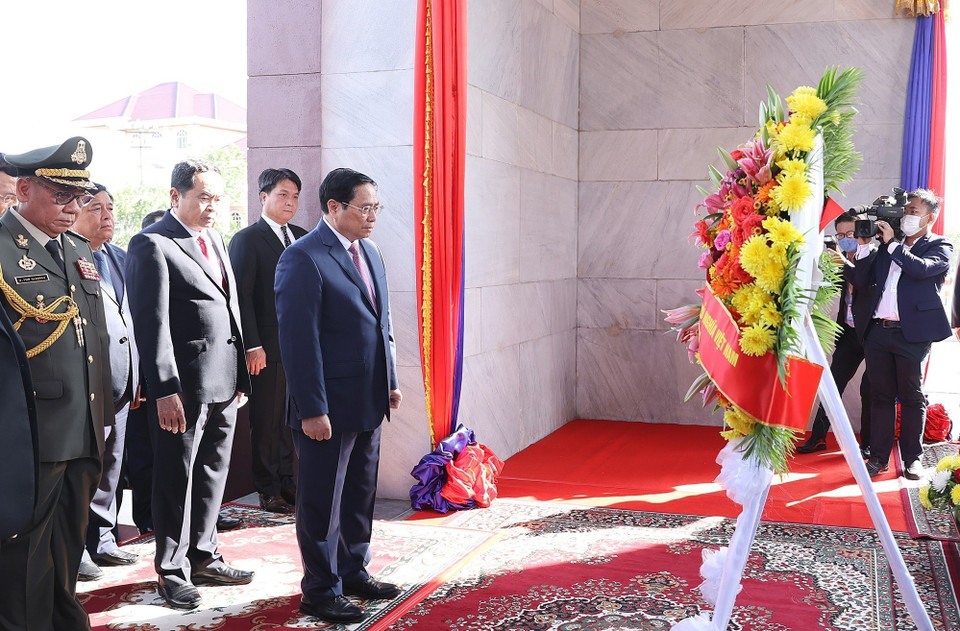 Thủ tướng Phạm Minh Chính đặt vòng hoa tại Đài Độc lập. (Ảnh: Dương Giang/TTXVN)