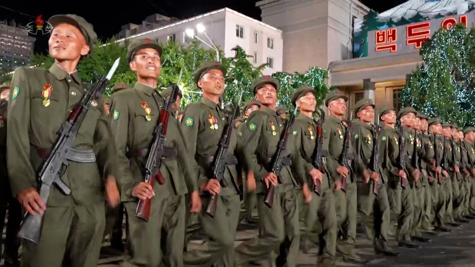 Lễ duyệt binh của lực lượng bán quân sự nhân kỷ niệm 75 năm ngày Quốc khánh ở Bình Nhưỡng. (Ảnh: YONHAP/TTXVN)