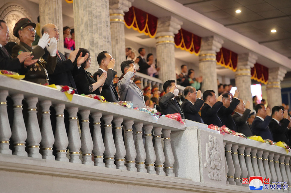 Các quan chức cấp cao Triều Tiên tại cuộc duyệt binh của lực lượng bán quân sự ở Bình Nhưỡng nhân kỷ niệm 75 năm ngày Quốc khánh. (Ảnh: KCNA/TTXVN)