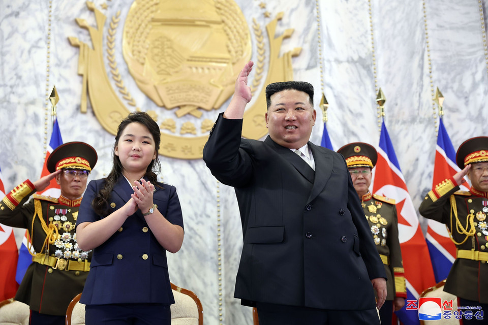 Nhà lãnh đạo Triều Tiên Kim Jong-un (phải) và con gái tại lễ duyệt binh của lực lượng bán quân sự nhân kỷ niệm 75 năm ngày Quốc khánh ở Bình Nhưỡng. (Ảnh: YONHAP/TTXVN)
