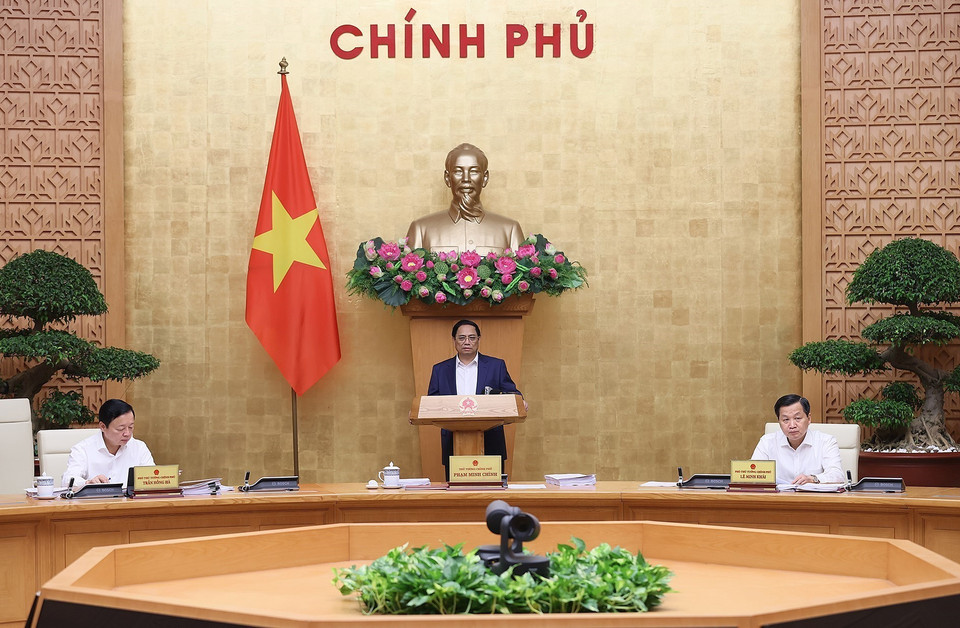 Sáng 9/9, tại Hà Nội, Thủ tướng Phạm Minh Chính chủ trì Phiên họp Chính phủ thường kỳ tháng 8/2023 để thảo luận về tình hình kinh tế-xã hội tháng 8 và 8 tháng đầu năm; nhiệm vụ, giải pháp trọng tâm tháng 9 và đến cuối năm 2023; đồng thời cho ý kiến về các tờ trình, báo cáo quan trọng trình Bộ Chính trị, Trung ương và Quốc hội (trong đó có các báo cáo về tình hình kinh tế-xã hội, đầu tư công, Ngân sách Nhà nước năm 2023, kế hoạch năm 2025; các báo cáo giữa kỳ về kế hoạch phát triển kinh tế-xã hội, đầu tư công trung hạn, tài chính-Ngân sách Nhà nước 5 năm 2021-2025). (Ảnh: Dương Giang/TTXVN)