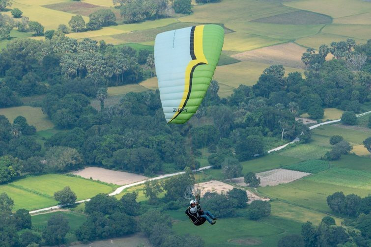 Phi công khám phá vẻ đẹp của vùng Bảy Núi An Giang. (Ảnh: Công Mạo/TTXVN)