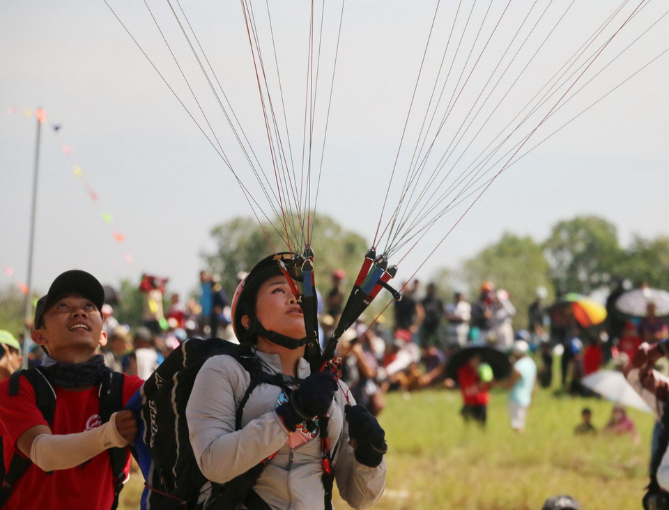 Phi công hạ cánh tại sân đua bò Soài Check. (Ảnh: Công Mạo/TTXVN)