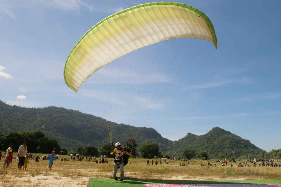 Phi công hạ cánh tại sân đua bò Soài Check. (Ảnh: Công Mạo/TTXVN)