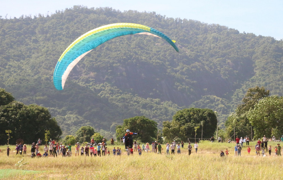 Phi công hạ cánh tại sân đua bò Soài Check. (Ảnh: Công Mạo/TTXVN)