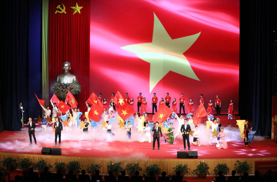 Tiết mục nghệ thuật biểu diễn tại buổi lễ. (Ảnh: Anh Tuấn/TTXVN)