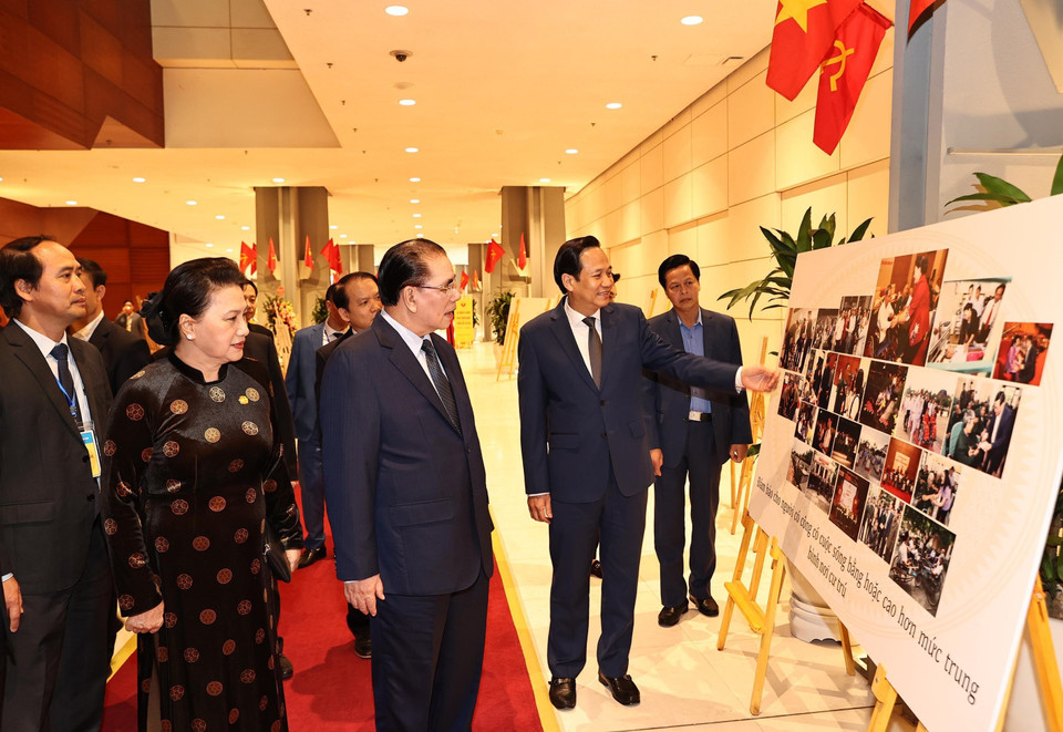 Chủ tịch Quốc hội Nguyễn Thị Kim Ngân và các đại biểu xem triển lãm ảnh. (Ảnh: Trọng Đức/TTXVN)